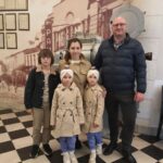 Медицинские работники центральной поликлиники семьями: мамы, папы, бабушки и дети посетили кинотеатр «Красная звезда»